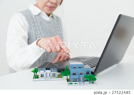 家とシニア　白バック 27522485