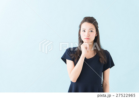 ワンピースの女性（青背景） 27522965