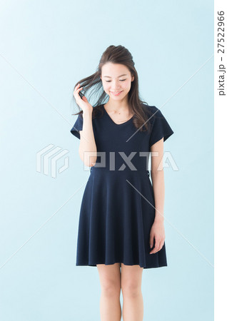 ワンピースの女性(青背景) ワンピースの女性(青背景) 27522966