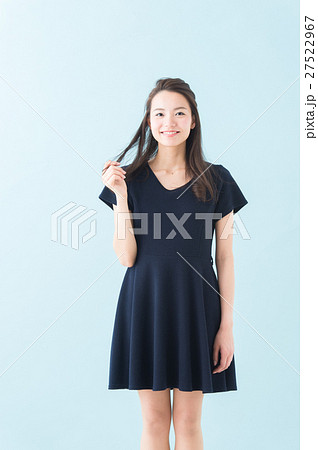 ワンピースの女性(青背景) ワンピースの女性(青背景) 27522967