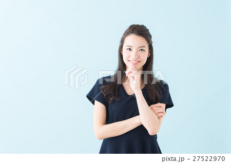 ワンピースの女性（青背景） 27522970