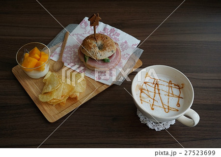 朝食メニュー、ベーグルサンドのある食卓、朝ごぱん、ブランチ 27523699