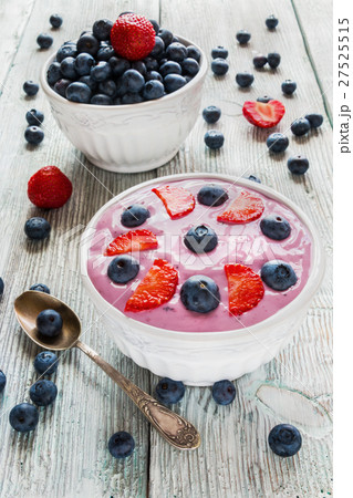 Breakfast bowl with yougurt, muesli, blueberries Breakfast bowl with yougurt, muesli, blueberries 27525515