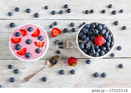 Breakfast bowl with yougurt, muesli, blueberries Breakfast bowl with yougurt, muesli, blueberries 27525518