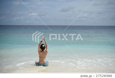 浜辺でヨガをする女性 水着 海外 27526986