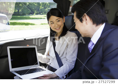 ビジネス 秘書 社長 役員 パソコン 車 車内 移動 打ち合わせ 会議 ミーティング ビジネスマン ビジネス 秘書 社長 役員 パソコン 車 車内 移動 打ち合わせ 会議 ミーティング ビジネスマン 27527299