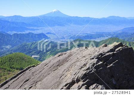 乾徳山の髭剃岩から望む富士山と甲府盆地 山梨県山梨市 乾徳山の髭剃岩から望む富士山と甲府盆地 山梨県山梨市 27528941