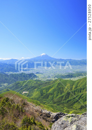 乾徳山山頂から望む富士山と甲府盆地 山梨県 山梨市 乾徳山山頂から望む富士山と甲府盆地 山梨県 山梨市 27528950