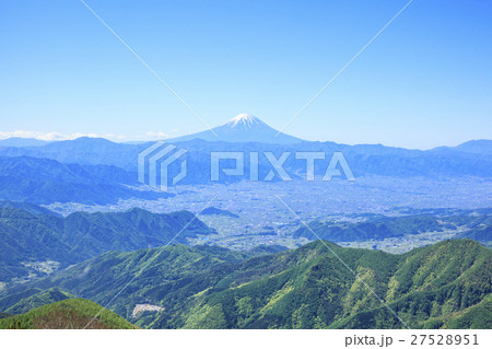 乾徳山山頂から望む富士山と甲府盆地　山梨県　山梨市 27528951