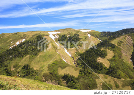 前巻機から望む初夏の巻機山　新潟県南魚沼市 27529717