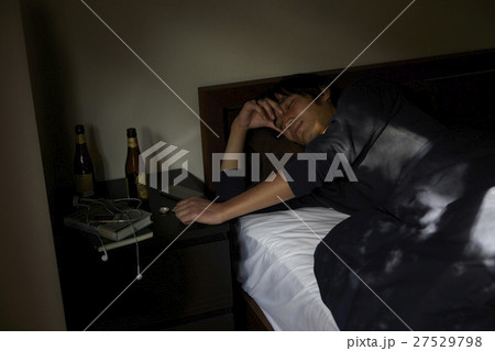 一人暮らし男性 寝起き 二日酔い  27529798