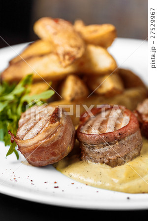 Pork Medallions with Mushed Potato 27529967