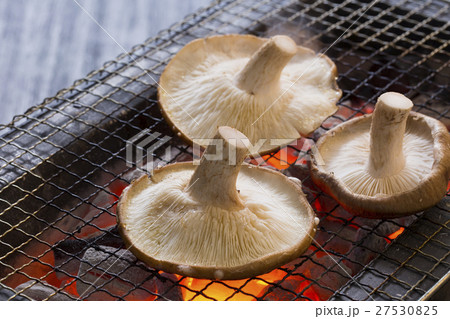 シイタケの炭火焼き 27530825