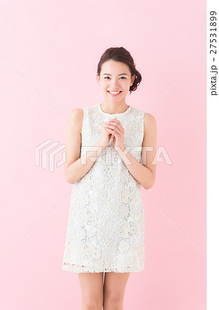 白いワンピースの女性 白いワンピースの女性 27531899
