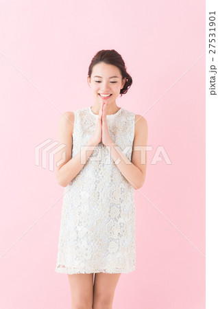白いワンピースの女性 白いワンピースの女性 27531901