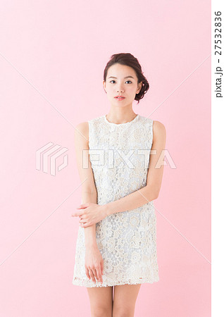 白いワンピースの女性 白いワンピースの女性 27532836