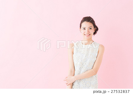 白いワンピースの女性 白いワンピースの女性 27532837