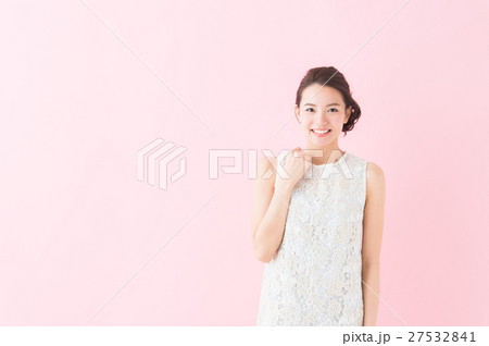 白いワンピースの女性 白いワンピースの女性 27532841