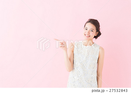 白いワンピースの女性 27532843