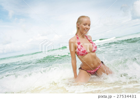 splashing 27534431