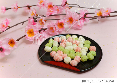 ひなまつりのひなあられと桃の花 27536358