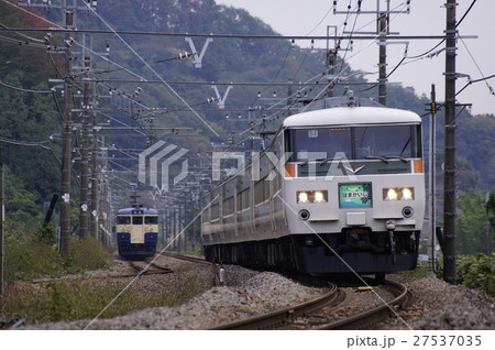 113系スカ色と185系特急「はまかいじ」(旧塗装)の離合　中央本線：高尾～相模湖 27537035