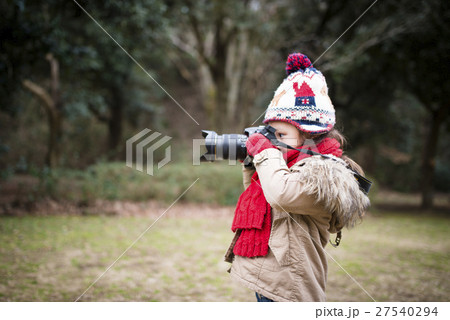 写真を撮る女の子 27540294