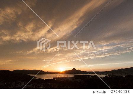 秋の夕日に照らされる雲３ 27540458