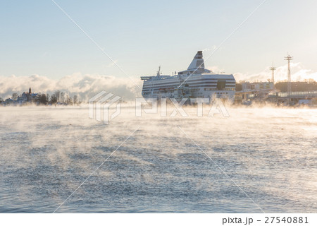 ヘルシンキ・エテラ港での気嵐 27540881