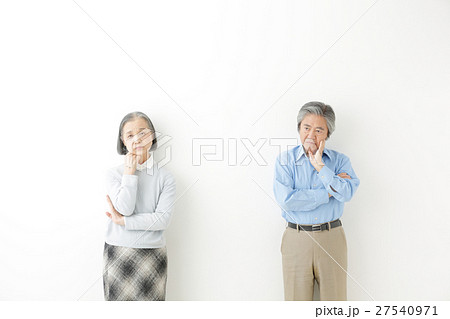 シニア夫婦・悩む シニア夫婦・悩む 27540971