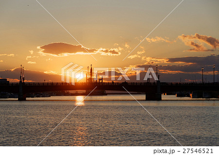 秋の釧路港の夕日と幣舞橋 27546521