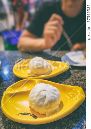 To eat in a Chinese cafe 27546582