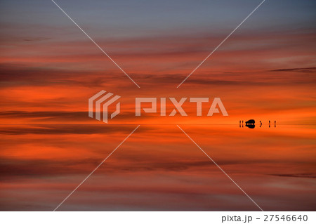 ウユニの初日の出③ 27546640