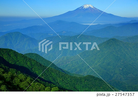 丹沢・檜洞丸から富士山と新緑の山並み 丹沢・檜洞丸から富士山と新緑の山並み 27547357
