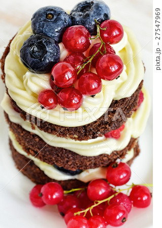 Homemade cake with berries 27547969