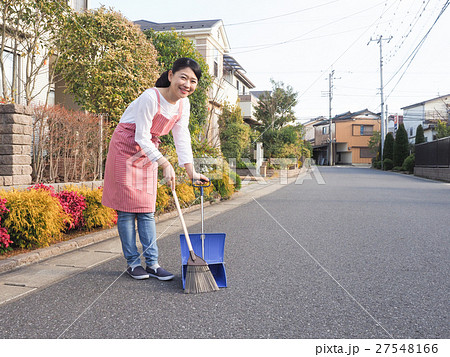 家の前を掃除する女性 27548166