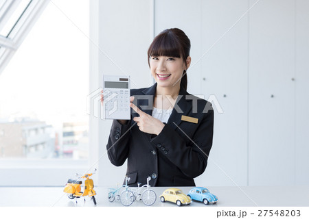 若い女性、自動車、自転車、バイク 27548203