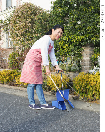 家の前を掃除する女性 27548213
