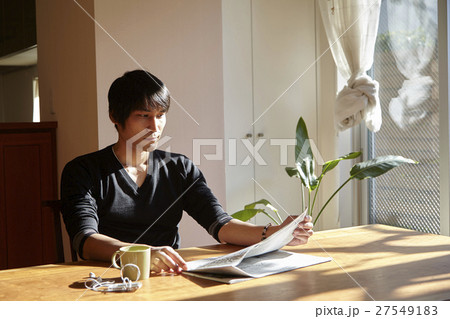 30代男性　新聞を読む 27549183