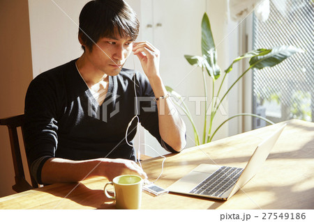 30代男性　音楽を聴く 27549186