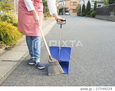 家の前を掃除する女性 27549229