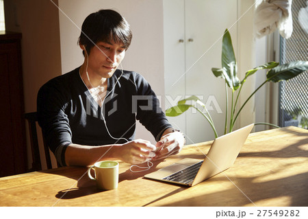 30代男性　音楽を聴く 27549282