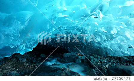 アイスランドのスーパーブルー 氷の洞窟の写真素材