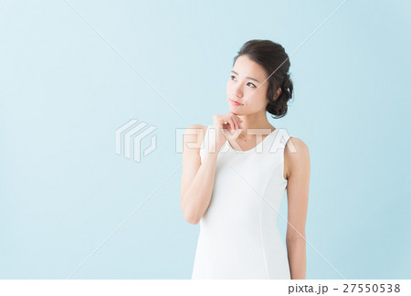 白いワンピースの女性(青背景) 白いワンピースの女性(青背景) 27550538