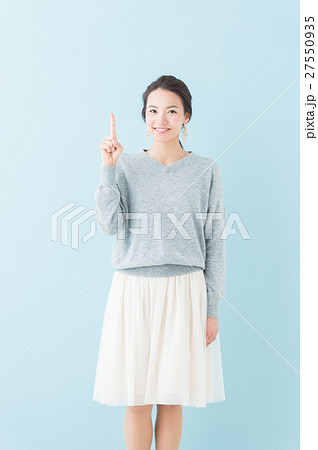 20代　女性モデル（青背景） 27550935