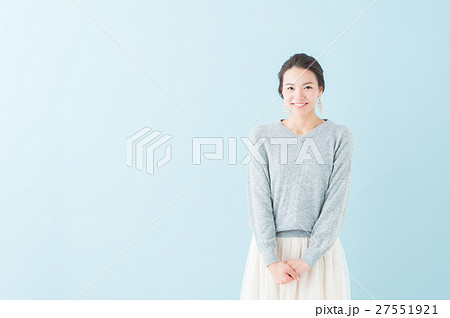 20代　女性モデル（青背景） 27551921