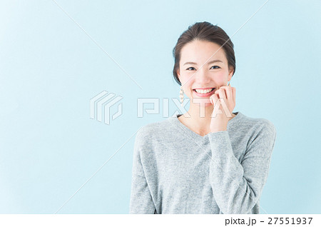 20代 女性モデル(青背景) 20代 女性モデル(青背景) 27551937