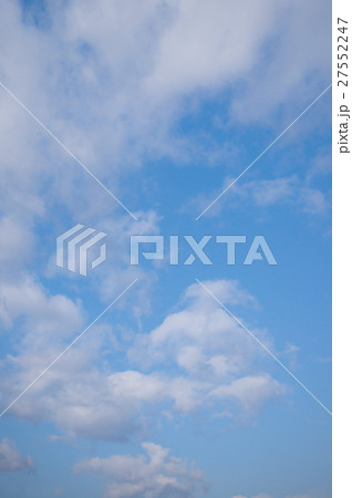 雲の空き間を抜けると向こうは青空 雲の空き間を抜けると向こうは青空 27552247