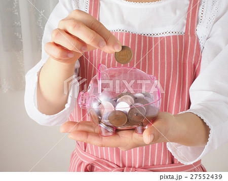 貯金箱と硬貨を持つ女性 27552439