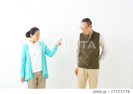 怒るシニア女性 困るシニア男性 怒るシニア女性 困るシニア男性 27553778